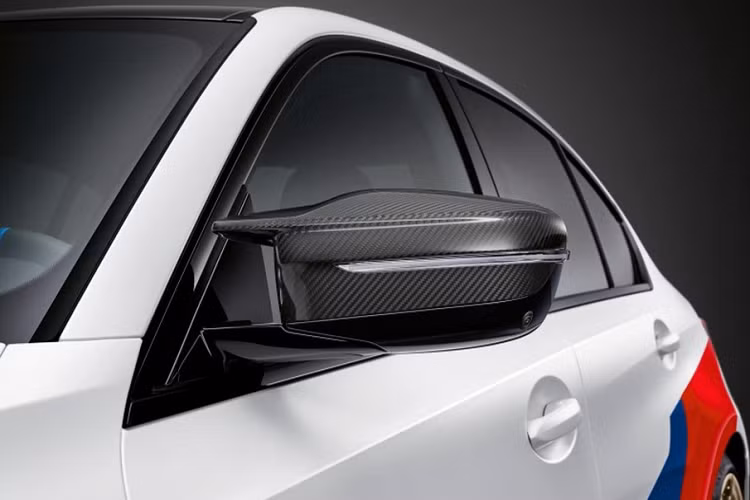 Đáng chú ý nhất có thể kể đến hệ thống ống xả thiết kế hoàn toàn mới. Với cách bố trí các ống xả dạng tam giác và đặt ở trung tâm cản sau, tạo hình này khiến nhiều người liên tưởng đến siêu xe Lexus LFA. Tuy nhiên, BMW lại bố trí 4 ống xả với đỉnh tam giác hướng lên. Vật liệu chế tạo hệ thống ống xả này là titan, nhẹ hơn 5 kg so với hệ thống ống xả tiêu chuẩn.