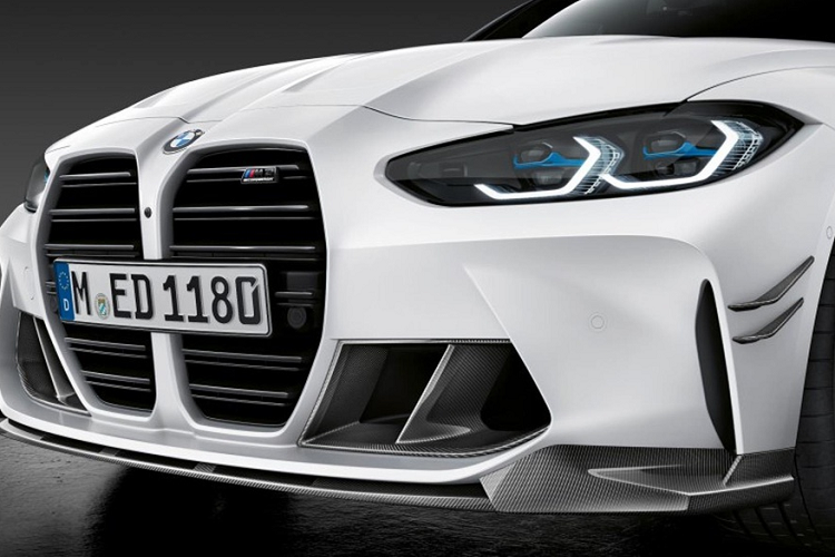 Với gói nâng cấp M Performance, BMW M3 và M4 bản độ sẽ được lắp đặt nhiều chi tiết làm từ sợi carbon, bao gồm lưới tản nhiệt, vây cá cản trước, mang cá bên hông với logo M, ốp tai gương ngoại thất, ốp hông, nắp bình xăng...