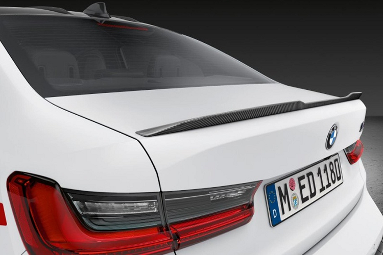 Ấn tượng nhất vẫn là vô-lăng thể thao M Performance Pro được làm từ chất liệu da Alcantara và sợi carbon. Nhiều chi tiết trên vô-lăng được lấy cảm hứng từ những mẫu xe đua như vạch đánh dấu 12 giờ màu xanh cũng như những đường chỉ khâu tương phản với 3 màu đỏ, xanh và tím. Ngoài ra, khách hàng cũng có thể lựa chọn sự phối hợp giữa da thật cao cấp và sợi carbon cho bộ phận này. Lẫy chuyển số cũng được sản xuất từ sợi carbon với bề mặt sơn mờ thay vì được mạ chrome như trên phiên bản tiêu chuẩn.