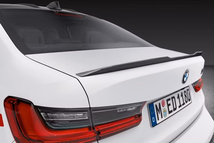 Ấn tượng nhất vẫn là vô-lăng thể thao M Performance Pro được làm từ chất liệu da Alcantara và sợi carbon. Nhiều chi tiết trên vô-lăng được lấy cảm hứng từ những mẫu xe đua như vạch đánh dấu 12 giờ màu xanh cũng như những đường chỉ khâu tương phản với 3 màu đỏ, xanh và tím. Ngoài ra, khách hàng cũng có thể lựa chọn sự phối hợp giữa da thật cao cấp và sợi carbon cho bộ phận này. Lẫy chuyển số cũng được sản xuất từ sợi carbon với bề mặt sơn mờ thay vì được mạ chrome như trên phiên bản tiêu chuẩn.