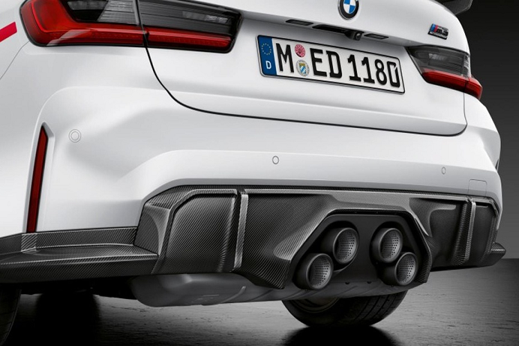 Hệ thống treo thể thao M Performance được phát triển và tinh chỉnh thông qua việc thử nghiệm tại nhiều trường đua khác nhau. Với cấu trúc coilover, người lái có thể tùy chỉnh được chiều cao hệ thống treo này từ 5 đến 20 mm, thấp hơn đến 10 mm so với phiên bản tiêu chuẩn.