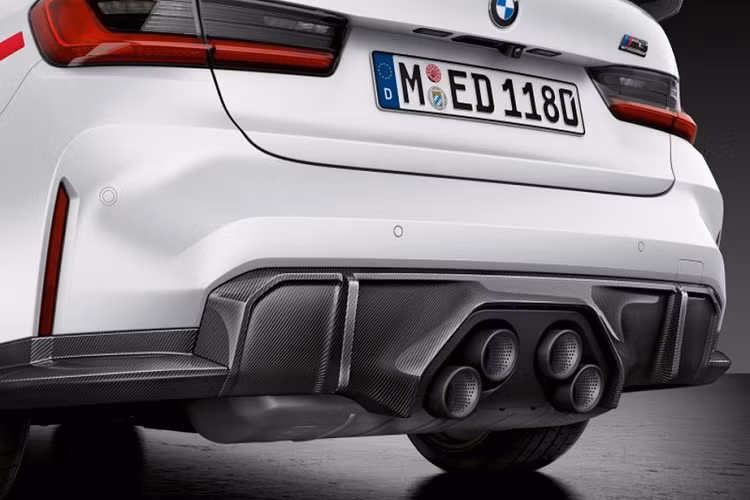 Hệ thống treo thể thao M Performance được phát triển và tinh chỉnh thông qua việc thử nghiệm tại nhiều trường đua khác nhau. Với cấu trúc coilover, người lái có thể tùy chỉnh được chiều cao hệ thống treo này từ 5 đến 20 mm, thấp hơn đến 10 mm so với phiên bản tiêu chuẩn.