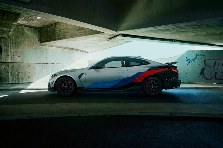 Gói nâng cấp này cũng mang đến nhiều lựa chọn về mâm xe. Với thiết kế mâm đúc 963M dạng chữ Y, BMW Performance mang đến màu sơn Xám Frozen Gunmetal với logo M và lốp hỗn hợp, kích thước 19 inch ở cầu trước và 20 inch ở cầu sau.