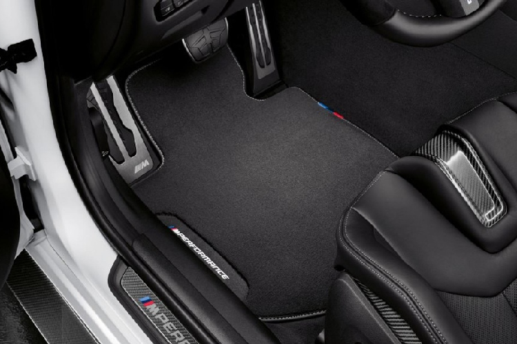 Trong khi đó, bộ mâm đúc 1000M với thiết kế các chấu đan chéo nhau có kích thước 20 inch ở cầu trước và 21 inch ở cầu sau, đi kèm lựa chọn 2 màu sơn mờ Vàng Đồng và Đen Jet-Black. Ngoài ra, BMW Performance còn cung cấp bộ xích đi tuyết, đi kèm với mâm và lốp mùa đông cho la-zăng 829M thiết kế 5 chấu kép màu Đen Jet-Black mờ.