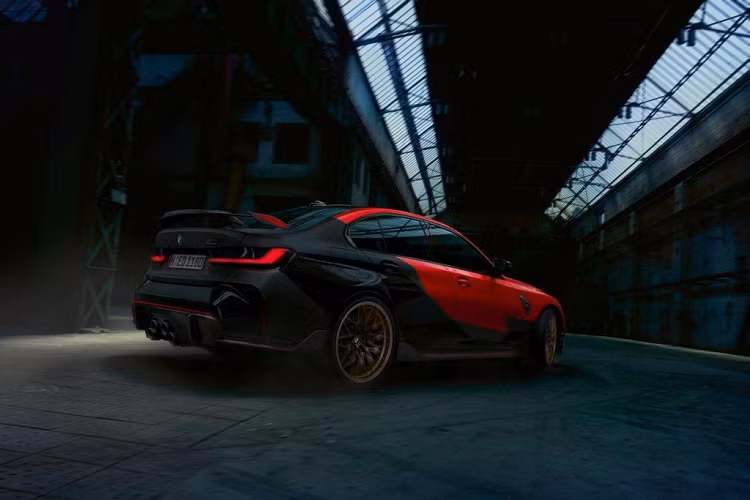 Sử dụng trực tiếp công nghệ từ các mẫu xe đua BMW Motorsport, bố thắng M Performance giúp quá trình giảm tốc hiệu quả với quãng đường phanh ngắn hơn, có khả năng phản ứng với người lái tốt hơn cũng như chịu được nhiệt độ cao.