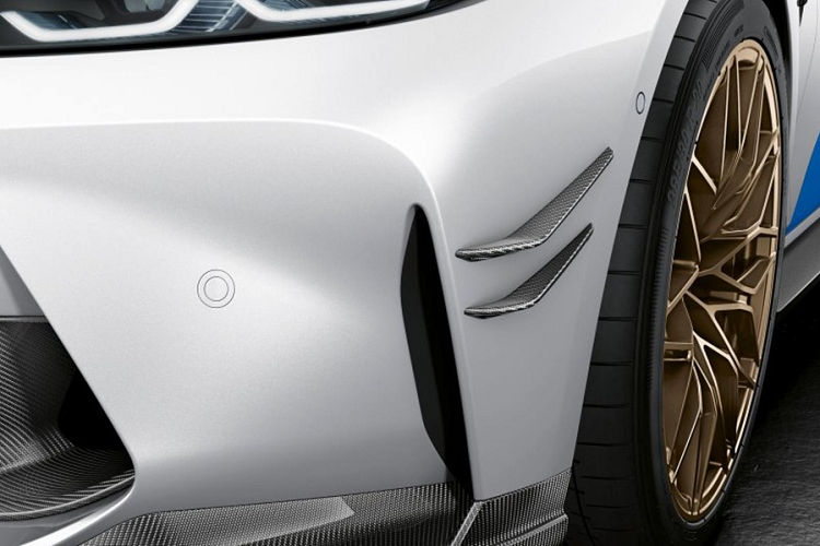 Tại vị trí đuôi xe, BMW cung cấp cho khách hàng 2 tùy chọn cánh gió cỡ nhỏ hoặc cánh gió kích thước lớn nằm tăng lực ép xuống mặt đường khi di chuyển ở tốc độ cao.