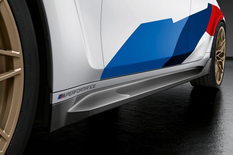 Một số nâng cấp nhỏ khác bao gồm đèn chiếu logo công nghệ LED ở cửa cũng như bao chìa khóa làm từ da Alcantara với các chi tiết trang trí bằng sợi carbon. Mức giá gói độ BMW M3 và M4 2021 hiện chưa được công bố.