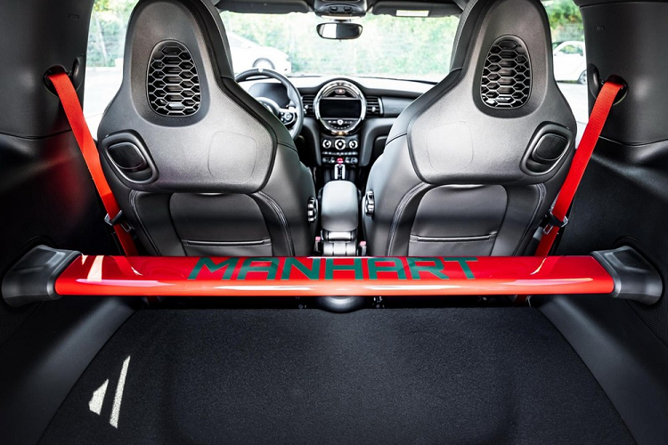 Không chỉ thay đổi diện mạo bên ngoài trông thể thao và tốc độ, khối động cơ tăng áp 4 xi-lanh dung tích 2.0 lít cũng được độ lại để sản sinh 350 mã lực và 530 Nm mô-men xoắn cực đại, tăng đáng kể từ 301 mã lực và 450 Nm mô-men xoắn cực đại trong Mini John Cooper Works GP thông thường.