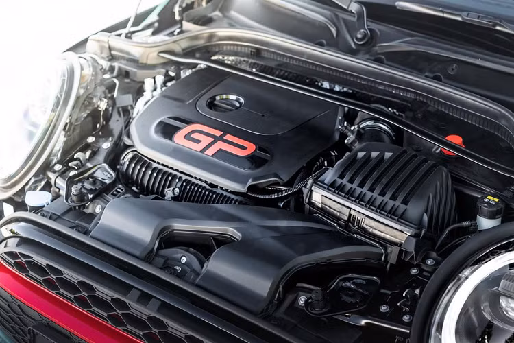 Ngoài màu sắc rực rỡ vô cùng đẹp mắt, chiếc xe Mini độ cá tính này còn mang trên mình bộ kit GP3 F350 đã ra mắt cách đây vài tháng. Cụ thể, bộ kit bao gồm hệ thống lò xo ngắn hơn, qua đó hạ thấp thân xe 20 mm ở phía trước và 15 mm ở phía sau. Đồng thời, Manhart cũng cung cấp 3 phiên bản lò xo cuộn điều chỉnh được từ AST Suspension, bộ la-zăng hợp kim Concave One 19 inch bọc trong lốp 235/30.