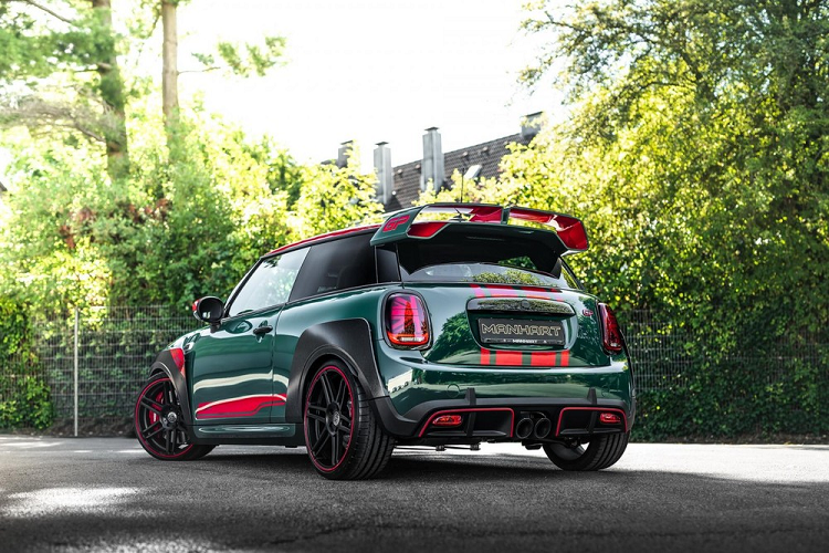 Chiếc Mini John Cooper Works (JCW) GP độ bởi Manhart là mẫu xe mới nhất mang trên sắc thái này, phối hợp với những chi tiết trang trí và sọc màu đỏ được thiết kế bởi JD Customs. Manhart nói rằng sự phối hợp màu sắc này là độc nhất, và sẽ không lặp lại ở một chiếc JCW GP khác, nhưng họ có cung cấp vô số kết hợp khác.