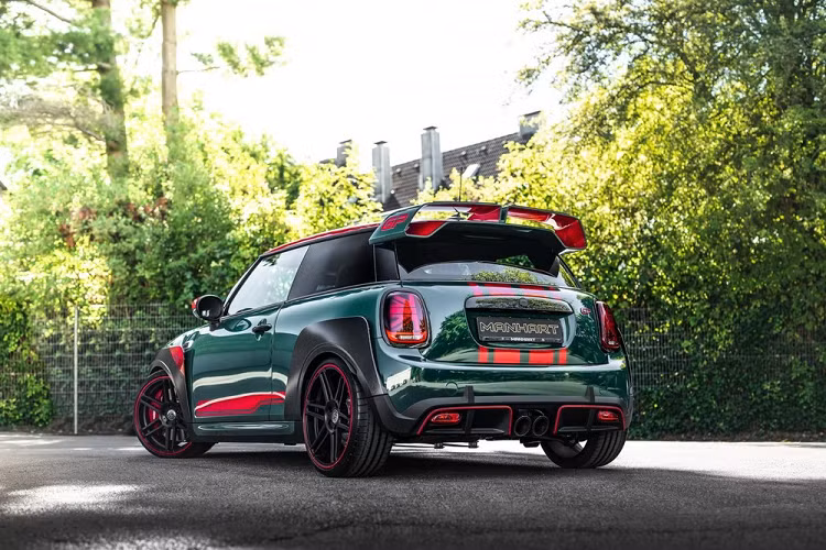 Chiếc Mini John Cooper Works (JCW) GP độ bởi Manhart là mẫu xe mới nhất mang trên sắc thái này, phối hợp với những chi tiết trang trí và sọc màu đỏ được thiết kế bởi JD Customs. Manhart nói rằng sự phối hợp màu sắc này là độc nhất, và sẽ không lặp lại ở một chiếc JCW GP khác, nhưng họ có cung cấp vô số kết hợp khác.