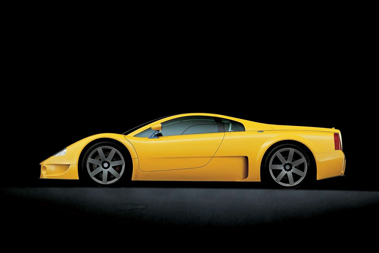 Trình làng công chúng lần đầu tiên vào năm 1997 tại triển lãm Tokyo Motor Show, chiếc concept có tên đầy đủ là Volkswagen W12 Syncro với động cơ W12 hút khí tự nhiên dung tích 5.6L và hệ dẫn động 4 bánh toàn thời gian. Công suất tối đa mà chiếc coupe 2 cửa sở hữu là hơn 414 mã lực (309 kW).