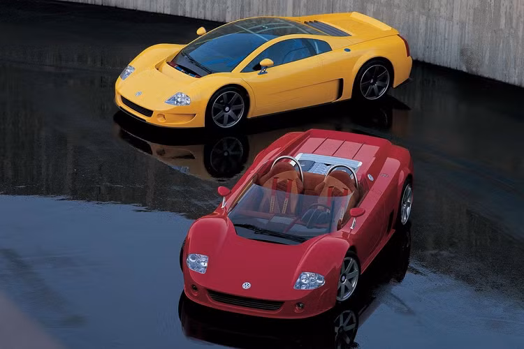 Chưa đầy một năm sau, Volkswagen tung ra mẫu concept W12 Roadster với thiết kế mui trần tại triển lãm Geneva Motor Show 1998.