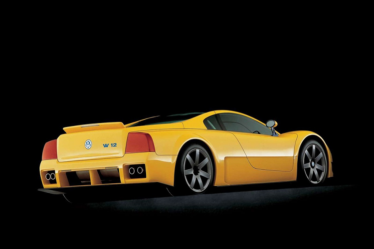 Từ yêu cầu đó, Giugiaro và đội ngũ Italdesign của mình đã quyết định tận dụng nền tảng động cơ W12 từng được VW giới thiệu vào năm 1991 để tạo nên mẫu xe ý tưởng Volkswagen W12. Trước mẫu concept này, chưa từng có chiếc xe nào của hãng thực sự sử dụng động cơ với cách bố trí xi-lanh dạng W.
