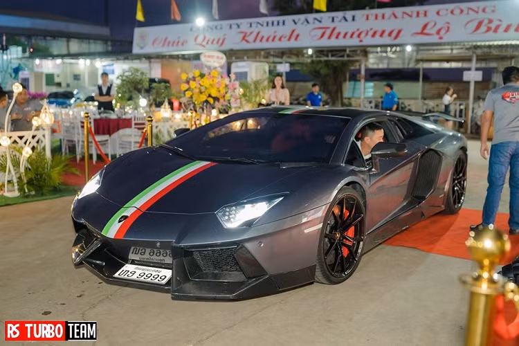 "Trái tim" này kết hợp cùng hộp số tự động 7 cấp ISR và hệ dẫn động 4 bánh, nhờ đó, Lamborghini Aventador LP700-4 biển "tứ quý" 9 của nước Lào chỉ mất khoảng 2,9 giây để tăng tốc lên 100 km/h từ vị trí xuất phát trước khi đạt vận tốc tối đa 349 km/h.