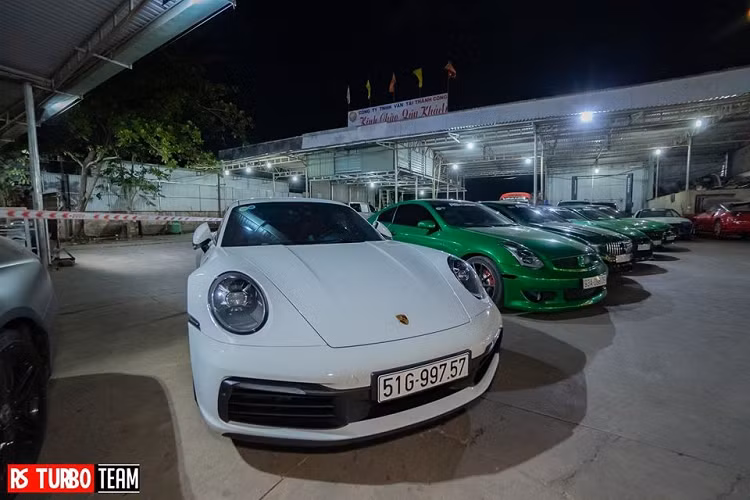 Porsche 911 Carrera S 2020 của vợ chồng Cường Đô la được nâng cấp động cơ 6 xi-lanh, dung tích 3.0 lít, tăng áp kép, sản sinh công suất tối đa 385 mã lực, tăng 15 mã lực so với thế hệ cũ. Porsche 911 Carrera S 2020 giờ đây chỉ mất thời gian 3,7 giây để có thể tăng tốc từ vị trí xuất phát lên 100 km/h trước khi đạt vận tốc tối đa 308 km/h.