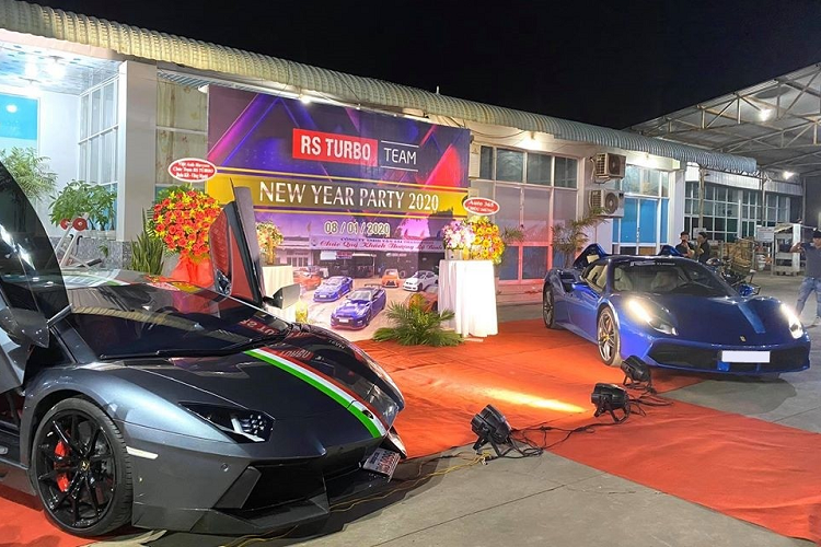 Siêu xe Lamborghini Aventador LP700-4 mang biển Lào cùng Ferrari 488 Spider màu xanh của đội Bình Phước. Hiện tại Việt Nam có 3 chiếc siêu xe mui trần Ferrari 488 Spider được mang về nước. Trước đó, một thành viên của đội RS Turbo còn sở hữu chiếc Ferrari 488 Spider màu trắng.