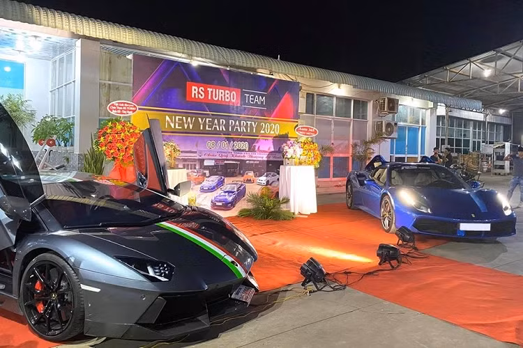 Siêu xe Lamborghini Aventador LP700-4 mang biển Lào cùng Ferrari 488 Spider màu xanh của đội Bình Phước. Hiện tại Việt Nam có 3 chiếc siêu xe mui trần Ferrari 488 Spider được mang về nước. Trước đó, một thành viên của đội RS Turbo còn sở hữu chiếc Ferrari 488 Spider màu trắng.