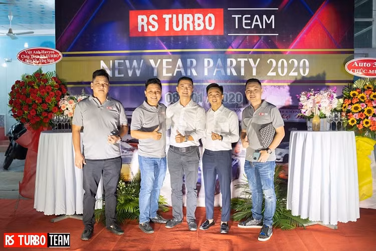 Trưởng đoàn Car Passion cùng đại gia siêu xe Cường Đô la chụp ảnh chung với các thành viên RS Turbo. Trước đó, một số xe của Team Bình Phước đã chạy xuống Long Hải, tỉnh Bà Rịa-Vũng Tàu để dự tiệc tất niên của đoàn Car Passion.