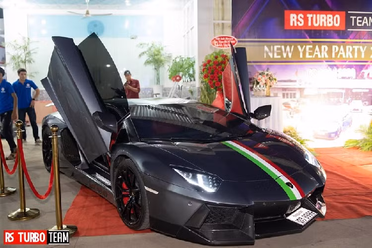 Nguyên bản, Lamborghini Aventador LP700-4 sử dụng động cơ V12, dung tích 6,5 lít, sản sinh công suất tối đa 700 mã lực và mô-men xoắn cực đại 690 Nm.