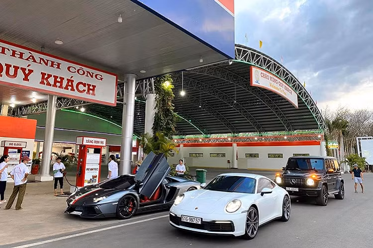 Vào chiều ngày 8/1, một đoàn xe của các thành viên Car Passion cũng đã xuống Bình Phước để dự tiệc tất niên với nhóm RS Turbo. Số xe này bao gồm siêu xe Lamborghini Aventador LP700-4 biển Lào "tứ quý" 9 do trưởng đoàn Car Passion chạy, Porsche 911 Carrera S 2020 do Cường Đô la lái và SUV hạng sang Mercedes-AMG G63 Edition One.