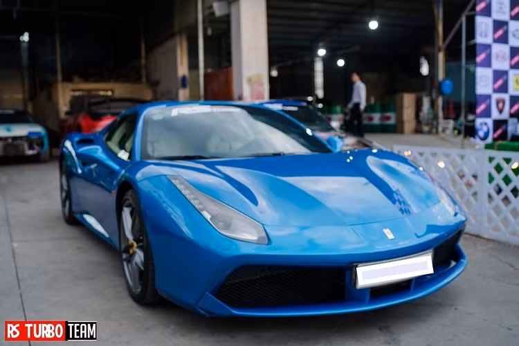 Siêu xe Ferrari 488 Spider vẫn sở hữu động cơ V8, tăng áp kép, dung tích 3.9 lít, sản sinh công suất tối đa 661 mã lực tại và mô-men xoắn cực đại 760 Nm tương tự như bản Coupe. Động cơ kết hợp cùng hộp số tự động 7 cấp, nhờ đó, chiếc siêu xe mui trần này chỉ mất khoảng 3 giây để tăng tốc lên 100 km/h từ vị trí xuất phát trước khi đạt vận tốc tối đa là 325 km/h.