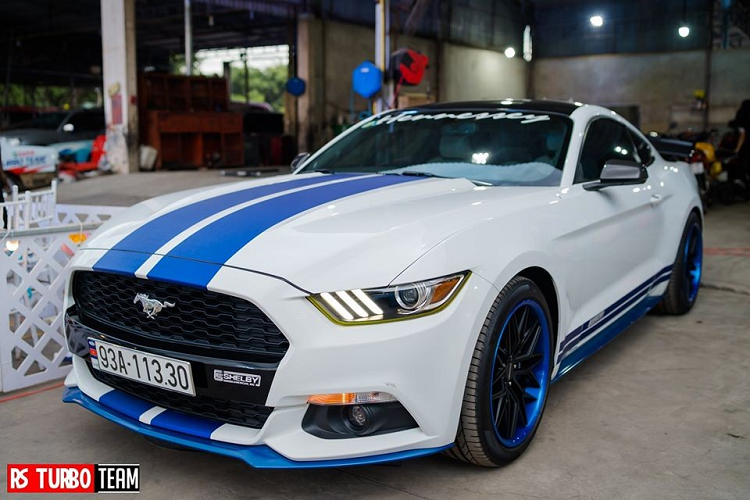 Một chiếc Ford Mustang thế hệ thứ 6 của đội Bình Phước có ngoại thất trắng kết hợp màu xanh dương.