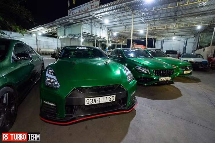Chiếc siêu xe Nissan GT-R R35 độ body kit Nismo ở Bình Phước với biển số tam hoa 1. Nguyên bản, Nissan GT-R R35 được trang bị động cơ V6, dung tích 3,8 lít, tăng áp kép, sản sinh công suất tối đa 480 mã lực và mô-men xoắn cực đại 588 Nm. Bên dưới nắp capô chiếc Nissan GT-R R35 độ body kit Nismo có động cơ được nâng cấp lên công suất 700 mã lực.