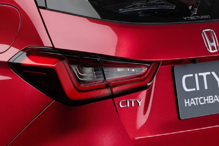 Về kích thước, Honda City Hatchback 2021 sở hữu chiều dài 4.345 mm (4.349 mm ở bản RS), ngắn hơn 208 mm so với bản sedan. Trong khi đó, chiều cao xe tăng thêm 21 mm lên 1.488 mm. Chiều rộng cũng như chiều dài cơ sở của xe vẫn giữ ở mức lần lượt là 1.748 mm và 2.589 mm giống phiên bản sedan.