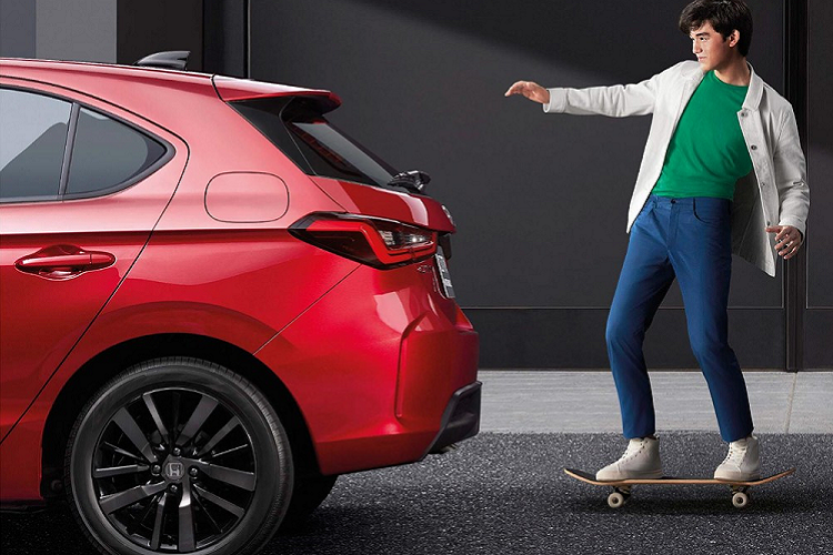 Ngoài ra, Honda City Hatchback 2021 còn được trang bị cụm đèn hậu có thiết kế riêng thay vì dùng chung với phiên bản sedan. Cụm đèn hậu này có thiết kế gợi liên tưởng đến mẫu xe sang Mercedes-Benz A-Class.