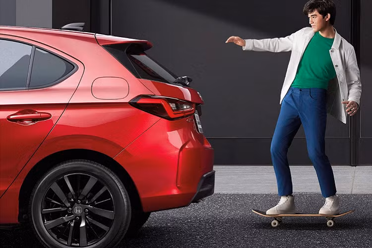 Ngoài ra, Honda City Hatchback 2021 còn được trang bị cụm đèn hậu có thiết kế riêng thay vì dùng chung với phiên bản sedan. Cụm đèn hậu này có thiết kế gợi liên tưởng đến mẫu xe sang Mercedes-Benz A-Class.