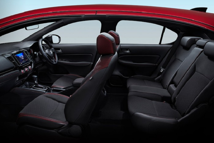 Trong khi đó, cụm điều khiển trung tâm đi kèm các nút chỉnh điều hòa, ổ điện, cổng USB và ngăn chứa đồ nhỏ. Dịch xuống dưới nữa là 2 ngăn đựng cốc, cần số, cần phanh tay và thêm ngăn chứa đồ bên dưới bệ tì tay trung tâm ở bản SV cũng như RS. Theo hãng Honda, City phiên bản hatchback mang đến nhiều khoảng duỗi chân hơn và có cả ghế Ultra Seats, cho phép sắp xếp ghế theo 4 cách khác nhau.