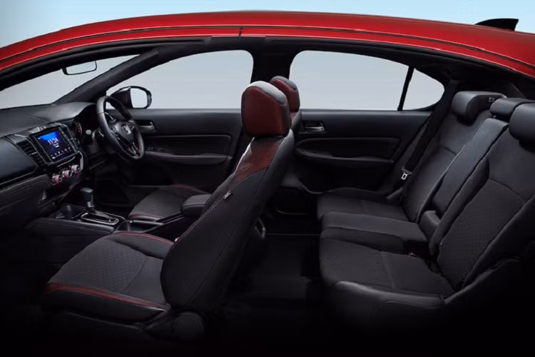 Trong khi đó, cụm điều khiển trung tâm đi kèm các nút chỉnh điều hòa, ổ điện, cổng USB và ngăn chứa đồ nhỏ. Dịch xuống dưới nữa là 2 ngăn đựng cốc, cần số, cần phanh tay và thêm ngăn chứa đồ bên dưới bệ tì tay trung tâm ở bản SV cũng như RS. Theo hãng Honda, City phiên bản hatchback mang đến nhiều khoảng duỗi chân hơn và có cả ghế Ultra Seats, cho phép sắp xếp ghế theo 4 cách khác nhau.