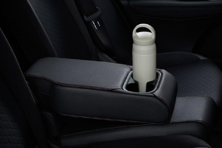 Đắt nhất là bản RS với hàng loạt chi tiết ngoại thất màu đen như lưới tản nhiệt, ăng-ten vây cá trên nóc, cánh gió mui, tay nắm cửa, vỏ gương ngoại thất, bộ khuếch tán sau và hốc đèn sương mù.