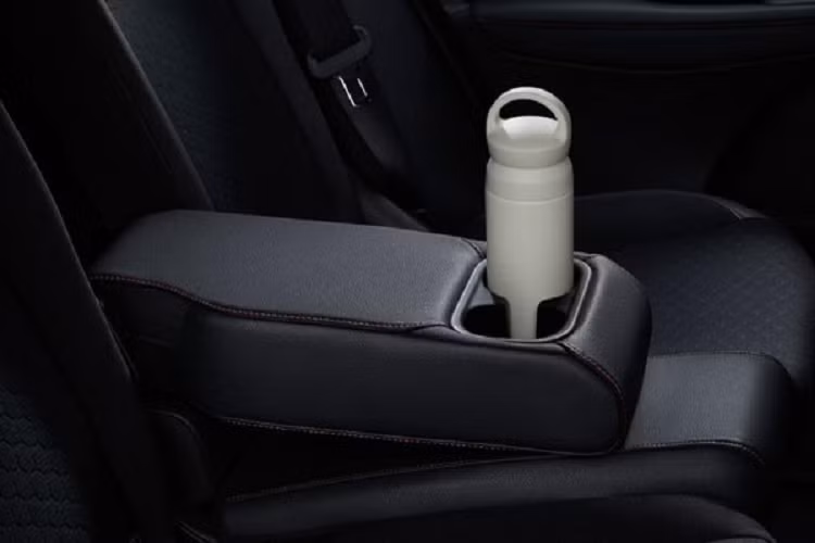 Đắt nhất là bản RS với hàng loạt chi tiết ngoại thất màu đen như lưới tản nhiệt, ăng-ten vây cá trên nóc, cánh gió mui, tay nắm cửa, vỏ gương ngoại thất, bộ khuếch tán sau và hốc đèn sương mù.