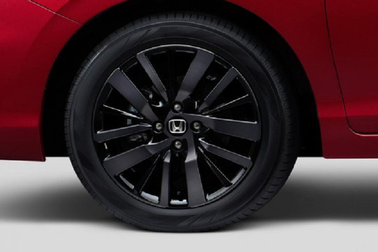 Thêm vào đó là bộ vành 16 inch riêng, nội thất bọc da lộn/nỉ/da, lẫy gẩy số sau vô lăng, hệ thống kiểm soát hành trình, đèn nền màu đỏ cho màn hình đa thông tin trong bảng đồng hồ, 2 ổ điện cho hành khách ở hàng ghế sau, bệ tì tay ở ghế sau, 8 loa và 6 túi khí.