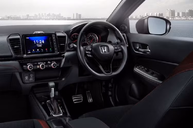 Bước vào bên trong Honda City Hatchback 2021, người lái sẽ có cảm giác quen thuộc vì nội thất không khác nhiều so với phiên bản sedan sang. Ở bản RS, xe sẽ được trang bị màn hình cảm ứng 8 inch của hệ thống thông tin giải trí, nằm giữa cửa gió điều hòa cỡ lớn trên mặt táp-lô. Trước mặt người lái xuất hiện bảng đồng hồ analog với màn hình đa thông tin ở giữa và vô lăng tích hợp phím chức năng giống Honda City Sedan.