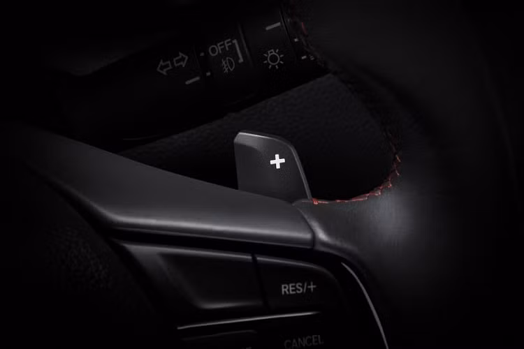 Nguồn cung cấp sức mạnh cho Honda City Hatchback 2021 là động cơ xăng VTEC 3 xi-lanh, tăng áp, dung tích 1.0 lít, sản sinh công suất tối đa 122 mã lực tại tua máy 5.500 vòng/phút và mô-men xoắn cực đại 173 Nm tại tua máy từ 2.000 - 4.500 vòng/phút. Động cơ này kết hợp với hộp số CVT và hệ dẫn động cầu sau.