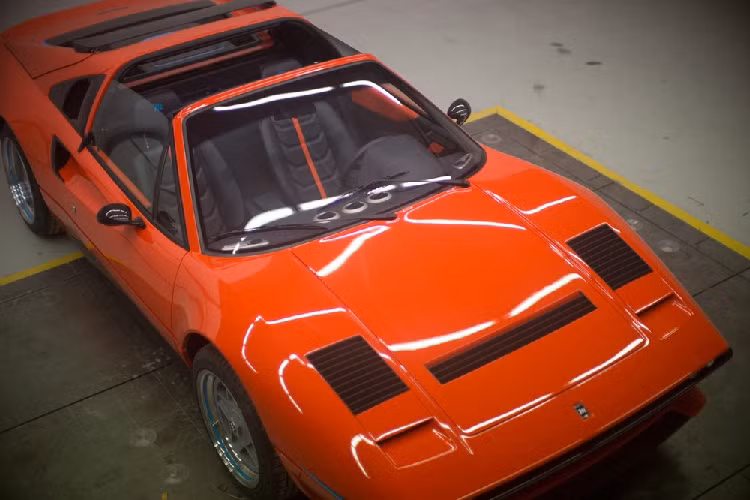 Trước tình cảnh những chiếc xe mới ngày một có tính chất kết nối và ít yêu cầu tay nghề cầm lái hơn, thị trường phục chế kiêm độ xe cổ đã trỗi dậy với một mục tiêu mới. Thay vì chỉ đơn thuần mang tính chất bảo tồn những chiếc xe cổ điển, họ mong muốn cung cấp một trải nghiệm cầm lái thực thụ cho những người đam mê tốc độ. Mới đây, một công ty mang tên Maggiore đã khiến công động phục chế ngỡ ngàng với một chiếc siêu xe Ferrari 308.