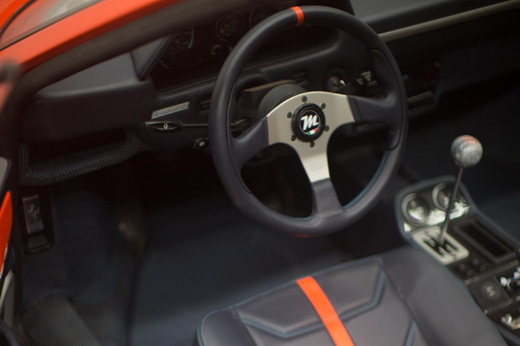 Những thay đổi ngoại thất khác có tinh tế nhưng đủ để nhận biết. Ví dụ, các cửa hút gió bên sườn đã được kéo dài với chi tiết trang trí bằng sợi carbon mới. Tương tự thế, bộ la-zăng hợp kim 17 inch phù hợp với phong cách của xe nguyên bản nhưng đã được chế tạo riêng để có tỉ lệ kích thước cân đối hơn.