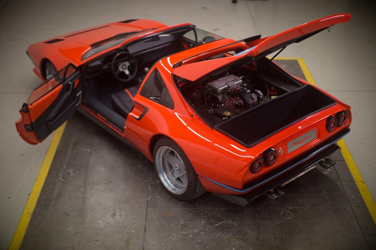 Ở bên trong, Maggiore muốn giữ nét thẩm mỹ của những năm 70 và 80 trong khi tích hợp các yếu tố và vật liệu sáng tạo mới. Cabin của 308M có các vật liệu như sợi carbon, da, Alcantara, và thậm chí một chút đá cẩm thạch. Kính chắn gió, cửa sổ hai bên và toàn bộ nội thất đã được phục chế và tân trang lại.