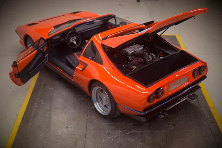 Ở bên trong, Maggiore muốn giữ nét thẩm mỹ của những năm 70 và 80 trong khi tích hợp các yếu tố và vật liệu sáng tạo mới. Cabin của 308M có các vật liệu như sợi carbon, da, Alcantara, và thậm chí một chút đá cẩm thạch. Kính chắn gió, cửa sổ hai bên và toàn bộ nội thất đã được phục chế và tân trang lại.