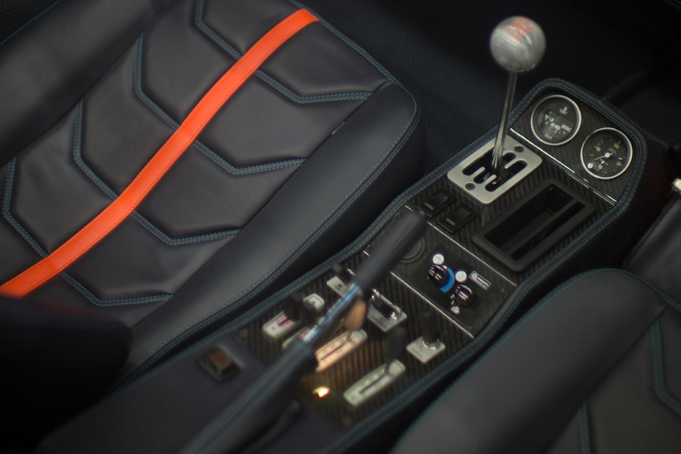 Tất cả các phụ tùng máy móc đều được tái thiết kế hoặc tinh chỉnh lại để mang tới trải nghiệm lái mới hơn. Ví dụ, khối động cơ V8 dung tích 2.9 lít đã được nâng cấp để sản sinh công suất mạnh hơn 252 mã lực ban đầu. Maggiore đã nâng dung tích động cơ lên 3.1 lít, và chỉnh lại nhiều bộ phận bên trong. Kết quả, động cơ V8 giờ đây sản sinh 300 mã lực tại tua máy 7.000 vòng/phút.