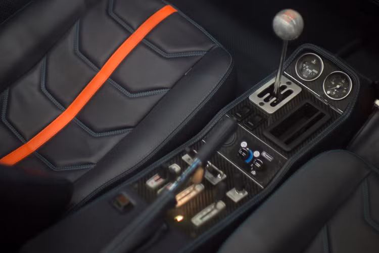 Tất cả các phụ tùng máy móc đều được tái thiết kế hoặc tinh chỉnh lại để mang tới trải nghiệm lái mới hơn. Ví dụ, khối động cơ V8 dung tích 2.9 lít đã được nâng cấp để sản sinh công suất mạnh hơn 252 mã lực ban đầu. Maggiore đã nâng dung tích động cơ lên 3.1 lít, và chỉnh lại nhiều bộ phận bên trong. Kết quả, động cơ V8 giờ đây sản sinh 300 mã lực tại tua máy 7.000 vòng/phút.