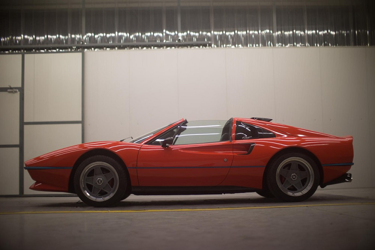 Chiếc 308M này là dự án đầu tiên của Maggiore, nhưng khó ai có thể nhận biết điều đó khi nhìn vào sản phẩm hoàn thiện. Nó trông có thể giống với chiếc 308 ban đầu, nhưng các tấm ốp thân vỏ của 308M lại hoàn toàn mới và làm từ sợi carbon. Một số chi tiết nguyên bản, bao gồm đèn pha giấu kín, đã được loại bỏ để nhường chỗ cho những dải đèn LED nằm ngang vì tiêu chuẩn phù hợp hiện đại.