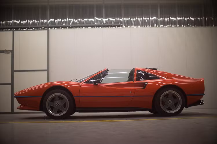 Chiếc 308M này là dự án đầu tiên của Maggiore, nhưng khó ai có thể nhận biết điều đó khi nhìn vào sản phẩm hoàn thiện. Nó trông có thể giống với chiếc 308 ban đầu, nhưng các tấm ốp thân vỏ của 308M lại hoàn toàn mới và làm từ sợi carbon. Một số chi tiết nguyên bản, bao gồm đèn pha giấu kín, đã được loại bỏ để nhường chỗ cho những dải đèn LED nằm ngang vì tiêu chuẩn phù hợp hiện đại.