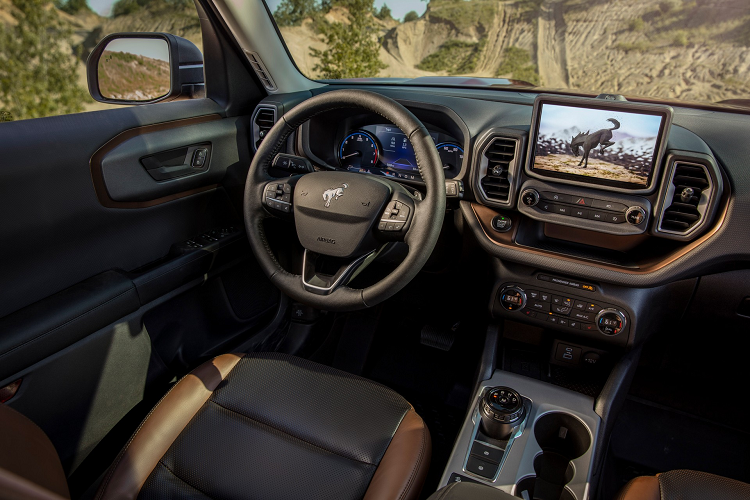 Ford không công bố chi tiết các trang bị nội thất nhưng Bronco Sport sẽ được phân phối với 5 biến thể gồm Base, Big Bend, Outer Banks, Badlands và First Edition. Phiên bản cơ sở được cung cấp các trang bị nội thất khá đơn giản trong khi bản Big Bend sẽ được bổ sung thêm ghế ngồi bọc vải dễ lau dọn, hàng ghế thứ hai gập xuống, tính năng mở cửa không cần chìa, kính riêng tư, sàn cốp bằng cao su.