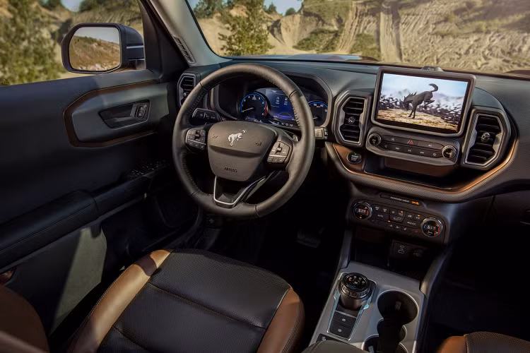 Ford không công bố chi tiết các trang bị nội thất nhưng Bronco Sport sẽ được phân phối với 5 biến thể gồm Base, Big Bend, Outer Banks, Badlands và First Edition. Phiên bản cơ sở được cung cấp các trang bị nội thất khá đơn giản trong khi bản Big Bend sẽ được bổ sung thêm ghế ngồi bọc vải dễ lau dọn, hàng ghế thứ hai gập xuống, tính năng mở cửa không cần chìa, kính riêng tư, sàn cốp bằng cao su.