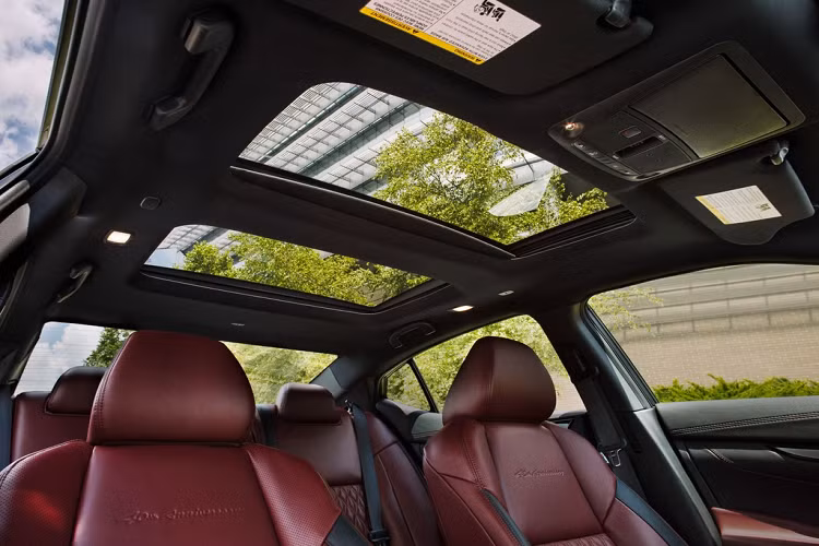 Nội thất của Maxima được bố trí hướng về người lái. Xe có hệ thống khử mùi nội thất, vô-lăng bọc da, cửa sổ trời toàn cảnh. Gói Platinum Reserve cung cấp nội thất bọc da Rakuda Tan, các chi tiết trang trí màu satin, vô-lăng 2 tone màu.