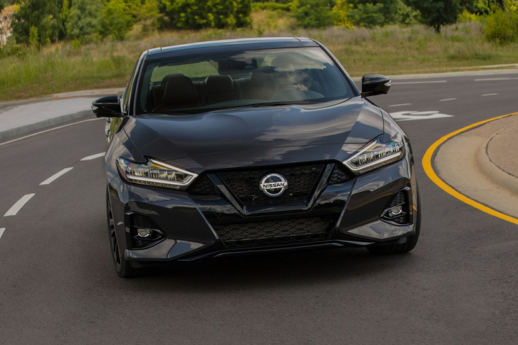 Được sản xuất từ năm 1980, Maxima là dòng sedan lớn nhất của Nissan. Đây là mẫu xe chiến lược của Nissan tại Bắc Mỹ, Trung Quốc và Trung Đông. Nissan Maxima cạnh tranh với Toyota Avalon, Dodge Charger, Kia Cadenza và Chevrolet Impala.